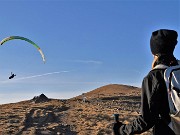 35 Sul sentiero di dosso in dosso per la vetta ci godiamo lo spettacolo dei parapendio in volo